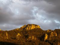 Goldgelbes Abendlicht auf der Scheibenwand